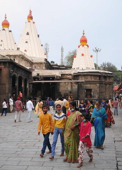 कोरोनाचा संसर्ग वाढत असताना कोल्हापुरात मात्र अजूनही बेफिकिरी कायम असल्याचेच दिसत आहे. ‘आम्हाला काय होतेय’ या अविर्भावात नागरिक बिनधास्तपणे वावरत आहे. अंबाबाई मंदिरात दर्शनासाठी भाविकांची गर्दी वाढली आहे. (छाया: आदित्य वेल्हाळ) - Marathi News | कोरोनाचा संसर्ग वाढत असताना कोल्हापुरात मात्र अजूनही बेफिकिरी कायम असल्याचेच दिसत आहे. ‘आम्हाला काय होतेय’ या अविर्भावात नागरिक बिनधास्तपणे वावरत आहे. अंबाबाई मंदिरात दर्शनासाठी भाविकांची गर्दी वाढली आहे. (छाया: आदित्य वेल्हाळ) | Latest kolhapur Photos at Lokmat.com कोरोनाचा संसर्ग वाढत असताना कोल्हापुरात मात्र अजूनही बेफिकिरी कायम असल्याचेच दिसत आहे. ‘आम्हाला काय होतेय’ या अविर्भावात नागरिक बिनधास्तपणे वावरत आहे. अंबाबाई मंदिरात दर्शनासाठी भाविकांची गर्दी वाढली आहे. (छाया: आदित्य वेल्हाळ) - Marathi News | कोरोनाचा संसर्ग वाढत असताना कोल्हापुरात मात्र अजूनही बेफिकिरी कायम असल्याचेच दिसत आहे. ‘आम्हाला काय होतेय’ या अविर्भावात नागरिक बिनधास्तपणे वावरत आहे. अंबाबाई मंदिरात दर्शनासाठी भाविकांची गर्दी वाढली आहे. (छाया: आदित्य वेल्हाळ) | Latest kolhapur Photos at Lokmat.com