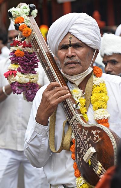 कोरोनामुळे पायी वारीला परवानगी नसली तरी वारीची ही परंपरा अखंडित ठेवत सहभागी झालेल्या वारकऱ्यांनी टाळ-मृदुंगाचा गजर करत काही अंतर चालताना वारीचा अनुभव घेतला. या विठ्ठल भक्तीत वीणकरीही लीन झाले होते. (छाया : नसीर अत्तार) - Marathi News | कोरोनामुळे पायी वारीला परवानगी नसली तरी वारीची ही परंपरा अखंडित ठेवत सहभागी झालेल्या वारकऱ्यांनी टाळ-मृदुंगाचा गजर करत काही अंतर चालताना वारीचा अनुभव घेतला. या विठ्ठल भक्तीत वीणकरीही लीन झाले होते. (छाया : नसीर अत्तार) | Latest kolhapur Photos at Lokmat.com कोरोनामुळे पायी वारीला परवानगी नसली तरी वारीची ही परंपरा अखंडित ठेवत सहभागी झालेल्या वारकऱ्यांनी टाळ-मृदुंगाचा गजर करत काही अंतर चालताना वारीचा अनुभव घेतला. या विठ्ठल भक्तीत वीणकरीही लीन झाले होते. (छाया : नसीर अत्तार) - Marathi News | कोरोनामुळे पायी वारीला परवानगी नसली तरी वारीची ही परंपरा अखंडित ठेवत सहभागी झालेल्या वारकऱ्यांनी टाळ-मृदुंगाचा गजर करत काही अंतर चालताना वारीचा अनुभव घेतला. या विठ्ठल भक्तीत वीणकरीही लीन झाले होते. (छाया : नसीर अत्तार) | Latest kolhapur Photos at Lokmat.com