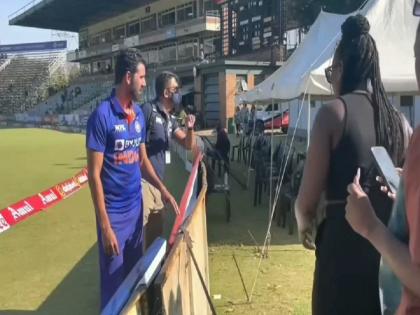 Deepak Chahar has taken photos with female fans in Zimbabwe, the video is going viral | Deepak Chahar Video: दीपक चाहरच्या 'त्या' एका कृत्याने महिला चाहत्या प्रभावित, व्हिडीओ होतोय व्हायरल