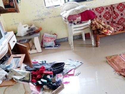 Theft of Rs 7.5 lakh by fear of knife; Incidents in the court premises in Madhya Pradesh | चाकूचा धाक दाखवून केली साडेसात लाखाची चोरी; माढ्यातील न्यायालय परिसरातील घटना