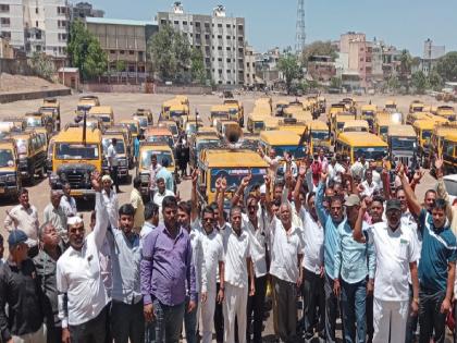 taxi drivers march on sangli collector office, protesting against concessions to women, demand subsidy in vehicles, diesel | टॅक्सीचालकांचा जिल्हाधिकारी कार्यालयावर मोर्चा, महिलांना सवलतीचा निषेध