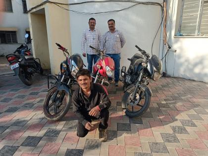 two-wheeled thief arrested from chopda! Grab three bikes; Action by LCB | दुचाकी चोरट्याला चोपड्यातून ठोकल्या बेड्या ! तीन दुचाकी हस्तगत ; एलसीबीची कारवाई