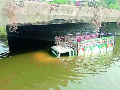 old woman dies as bolero collapses in river | भरधाव मालवाहू कोसळला नदीत; वृद्ध महिलेचा बुडून अंत