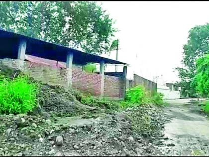 A tree grows on a Shriram temple with a fortune of crores | कोट्यवधींची संपत्ती असलेल्या श्रीराम मंदिरावर उगवले झाड