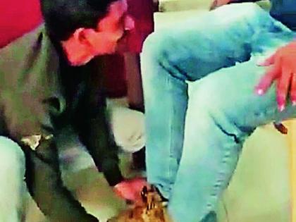 Social worker beats youth with 'Sundari' in front of Thanedar | ठाणेदारांसमाेरच सामाजिक कार्यकर्त्याची तरूणास ‘सुंदरी’ने मारहाण