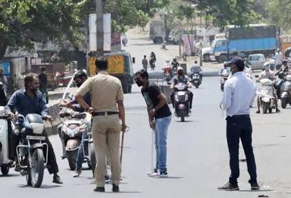 Corona virus : Action by police on bove one thousands and five hundreds pune citizens who without mask travelling | Corona virus : मास्क न घालणाऱ्या दीड हजारांहून अधिक पुणेकरांवर कारवाई