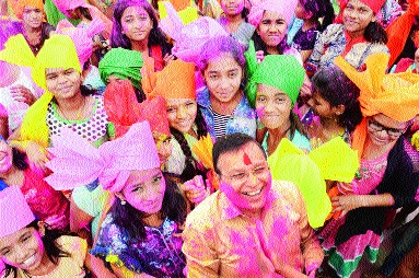 Children festive at the festival | रंगोत्सवात उडविली बालकांनी धमाल