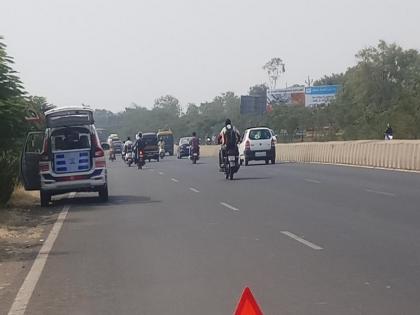 Traffic police bridges to smooth vehicles | सुसाट वाहनांना वाहतूक पोलिसांचा लगाम