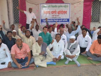 Action Movement organized by Kruti Samiti for Agricultural University in Dhule | धुळ्यात कृषी विद्यापीठासाठी कृती समितीतर्फे धरणे आंदोलन