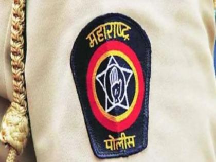 pune crime two policemen suspended for threatening and demanding money from a youth | तरुणाला धमकावून पैसे मागणारे दोन पोलिस निलंबित pune crime two policemen suspended for threatening and demanding money from a youth | तरुणाला धमकावून पैसे मागणारे दोन पोलिस निलंबित