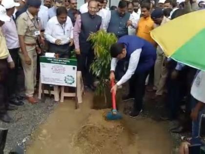 Anandavane Vanamahotsav started; Planted by Devendra Phadavnis | आनंदवनात वनमहोत्सवाला प्रारंभ; देवेंद्र फडवणीस यांनी लावले रोपटे