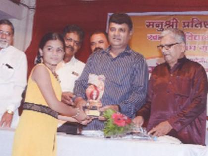Distribution of free loans to 2 students | १८० विद्यार्थ्यांना मोफत वह्यांचे वाटप Distribution of free loans to 2 students | १८० विद्यार्थ्यांना मोफत वह्यांचे वाटप