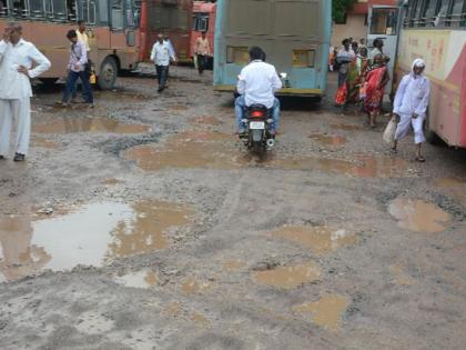 The central bus station became the 'dump' reservoir | मध्यवर्ती बसस्थानक झाले ‘डबक्यां’चे आगार The central bus station became the 'dump' reservoir | मध्यवर्ती बसस्थानक झाले ‘डबक्यां’चे आगार