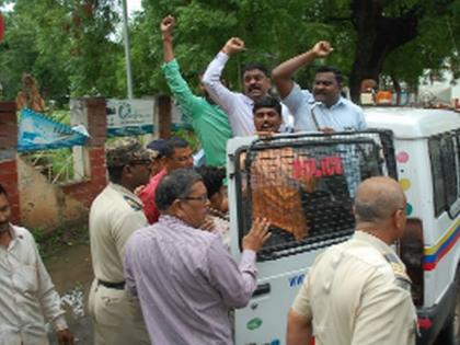 Prison-wide agitation for various demands | विविध मागण्यांसाठी जेलभरो आंदोलन Prison-wide agitation for various demands | विविध मागण्यांसाठी जेलभरो आंदोलन