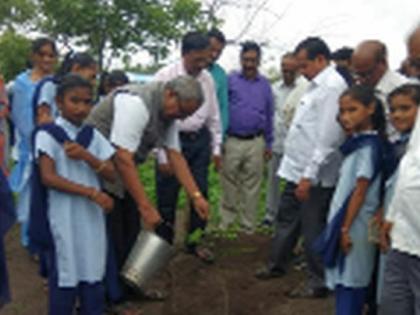 Plantation at Borsey High School | बोरसे हायस्कूलमध्ये वृक्षारोपण Plantation at Borsey High School | बोरसे हायस्कूलमध्ये वृक्षारोपण