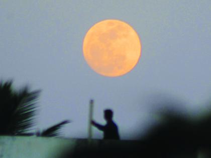 'Supamoon' happened to be seen; Astronomers, Kolhapurkar had the opportunity to get the opportunity; Moon on 3 million 56 thousand kilometers from Earth | ‘सुपरमून’ चे घडले दर्शन- खगोलप्रेमी, कोल्हापूरकरांनी साधली संधी; पृथ्वीपासून ३ लाख ५६ हजार किलोमीटरवर चंद्र