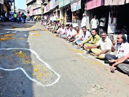 Vehicle holders 'pit food' movement | वाहनधारकांचे ‘खड्डे भोजन’ आंदोलन