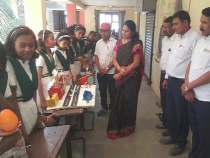 Experimental presentation of materials from Atal Tickering Lab | अटल टिकरिंग लॅबमधील साहित्यातून प्रयोग सादरीकरण Experimental presentation of materials from Atal Tickering Lab | अटल टिकरिंग लॅबमधील साहित्यातून प्रयोग सादरीकरण