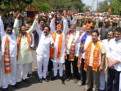 Lok Sabha Election 2019: Attendance of the attendees while filling up the applications of saffron hats, Panchangi flags, mandlika | Lok Sabha Election 2019 : भगव्या टोप्या, पंचरंगी झेंडे, मंडलिकांचा अर्ज भरताना मान्यवरांची उपस्थिती