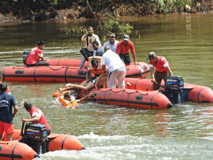 Kolhapur: Demonstration of disaster management in river Panchganga, always ready: Mayor, Commissioner's Appeal | कोल्हापूर : आपत्ती व्यवस्थापनाची पंचगंगा नदीत प्रात्यक्षिके, सदैव सज्ज रहा : महापौर, आयुक्तांचे आवाहन