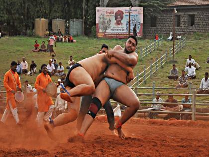 Wrestling competition at Rajarshi Shahu Chhatrapati Khasbagh Wrestling Ground in Kolhapur | wrestling competition in kolhapur: खासबागच्या लालमातीत तीन वर्षांनी घुमला शड्डू