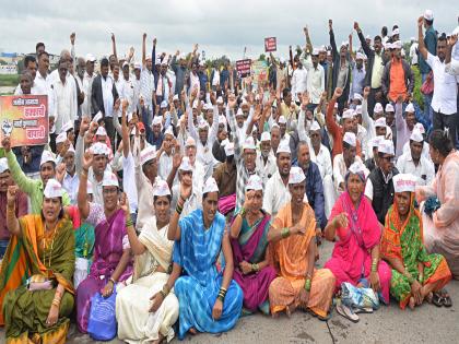 Farmers in Kolhapur blocked the Pune-Bengaluru National Highway near Shiroli Bridge for two hours to protest the proposed Nagpur-Goa Shaktipeeth Highway | कृषिदिनीच शेतकरी रस्त्यावर, 'शक्तिपीठ'च्या विरोधात कोल्हापुरात भर पावसात महामार्ग रोखला