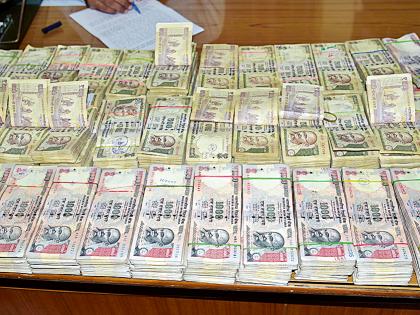 9 lakhs of rupees after seizure | ९७ लाखांच्या बाद नोटा जप्त