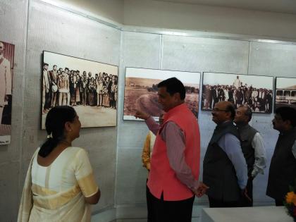 Kolhapur: Gandhi Photo Display Inspirational: Dr. Devanand Shinde - Open till 6th October | कोल्हापूर :  गांधी छायाचित्र प्रदर्शन प्रेरणादायी : डॉ. देवानंद शिंदे-- ६ आॅक्टोबरपर्यंत खुले