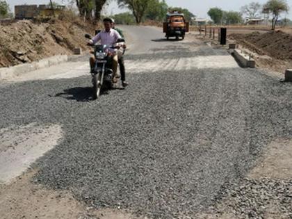 Goddhara road became dangerous | देवभाने रस्ता बनला धोकेदायक