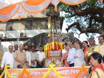 Worship of the camera man for the centenary of the film business | चित्रपट व्यवसायाच्या शंभरीनिमित्त ‘कॅमेरा मानस्तंभा’चे पूजन