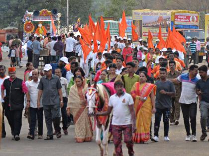 The grand procession begins, a grand procession for Swami Samarth Desh | स्वामी समर्थ इच्छापूर्ती महापदयात्रेला प्रारंभ, भव्य मिरवणूक