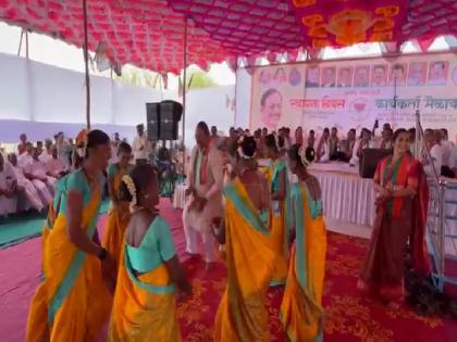 BJP MLA Kisan Kathore performed a tribal dance at Mohwadi in Murbad | भाजप आमदार किसन कथोरेंनी केले आदिवासी नृत्य