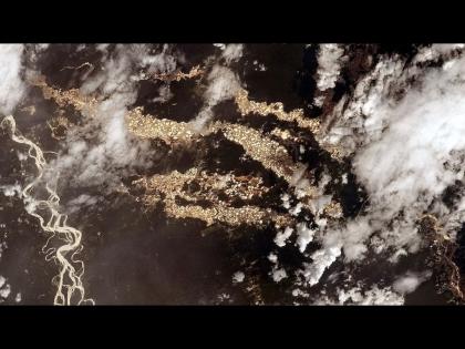 Gold forest of Peru seen from space | या जंगलात सगळीकडे पडून आहे सोनंच सोनं, अंतराळातून दिसला नजारा....