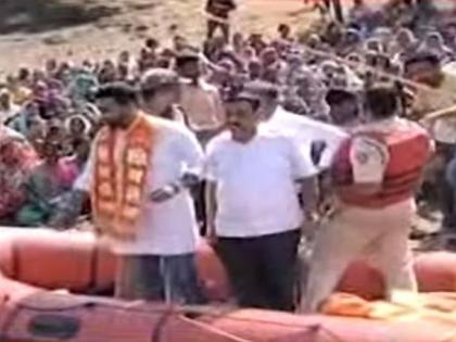 kolhapur flood affected women protest in panchaganga river infront of mp dhairyasheel mane | खासदारांसमोरच आंदोलक महिलांच्या नदीत उड्या; सर्वांचीच उडाली तारांबळ!