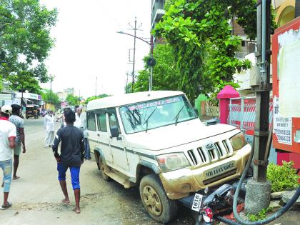 Shocking; The car sped the bike rider for 50 meters and read what happened next | धक्कादायक; कारने दुचाकीस्वाराला ५० मीटर फरपटत नेले अन् पुढे काय झालं वाचा