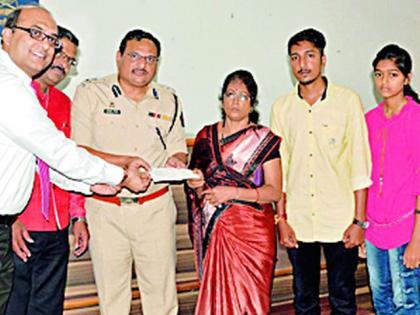 30 lakh cheque for the police family | पोलीस कुटुंबाला ३० लाखांचा धनादेश