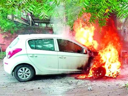 Car fire in the court premises | न्यायालय परिसरात कारला आग