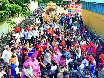 In Tulsi marriage at Rampuri camp | रामपुरी कॅम्प येथे तुळशी विवाह थाटात