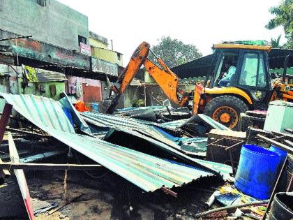 Striking action: Insist on the encroachment of trinity in the verbal dispute between ex-corporator-officer | धडक कारवाई : माजी नगरसेवक-अधिकारी यांच्यात शाब्दिक वाद त्रिमूर्तीतील अतिक्रमणांवर घाला