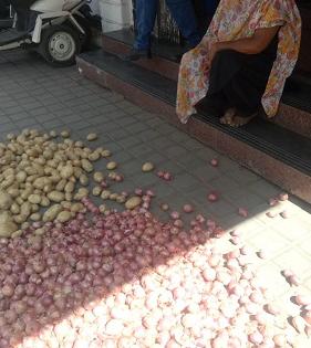 Sangli: Onion, potatoes, distributed by the seller's woman at the municipal door | सांगली : महापालिकेच्या दारात विक्रेत्या महिलेने टाकले कांदे, बटाटे