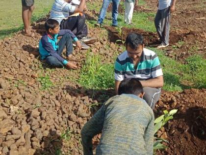 Seven seedlings planted by the government's babu | ‘सरकारी बाबू’नी श्रमदानातून लावली सत्तर रोपे