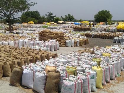 Farmer's farm in Majalgaon for grocery purchases | हरभरा खरेदीसाठी माजलगावात शेतकरी रस्त्यावर