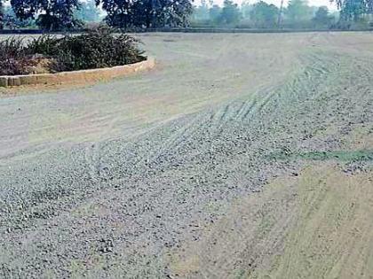 The flypike on the bridgeway at Devadi was like 'Khadse' | देव्हाडी येथे उड्डाणपूल पोचमार्गावरील खड्डे ‘जैसे थे’