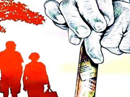 The breathless old woman suffers in a far-flung, vivacious bungalow | पाखरे दूरदेशी, टुमदार बंगल्यात गुदमरतोय वृद्धांचा श्वास