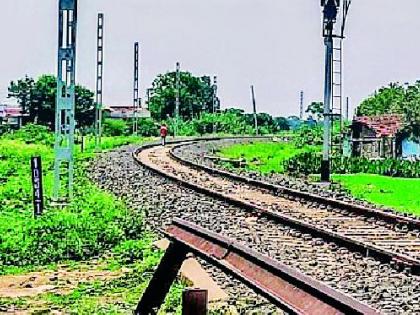 Accelerate electrification on British-era railways | ब्रिटिशकालीन रेल्वे मार्गावर विद्युतीकरणाला वेग Accelerate electrification on British-era railways | ब्रिटिशकालीन रेल्वे मार्गावर विद्युतीकरणाला वेग