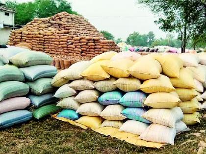Robbery of farmers at Paddy Shopping Centers | धान खरेदी केंद्रात शेतकऱ्यांची लूट Robbery of farmers at Paddy Shopping Centers | धान खरेदी केंद्रात शेतकऱ्यांची लूट