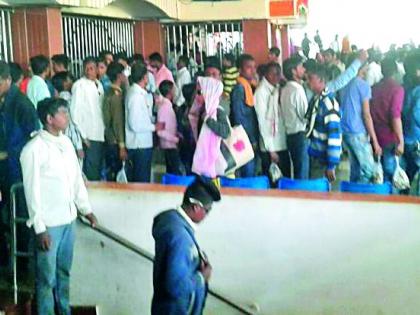 A crowd of devotees at Chandpur Hanuman Devasthan | चांदपूर हनुमान देवस्थानात भाविकांची गर्दी