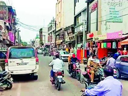 Storm rush for shopping on the first day | पहिल्या दिवशी खरेदीसाठी तुफान गर्दी