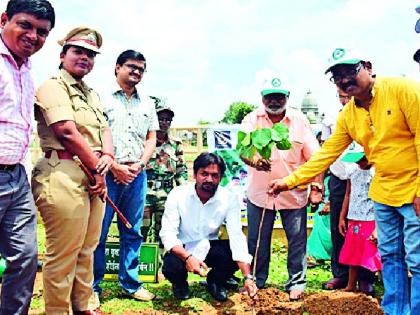 Tree planting should be a futuristic future | वृक्ष लागवड ही भविष्यात लोकचळवळ व्हावी