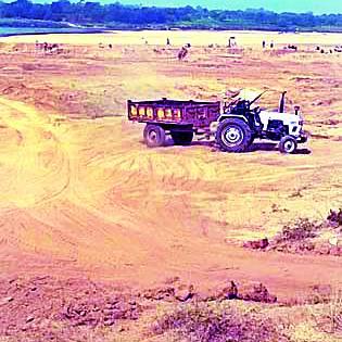 One tractor has to pay Rs 4000 for the sand | एक ट्रॅक्टर रेतीसाठी मोजावे लागतात चार हजार रुपये